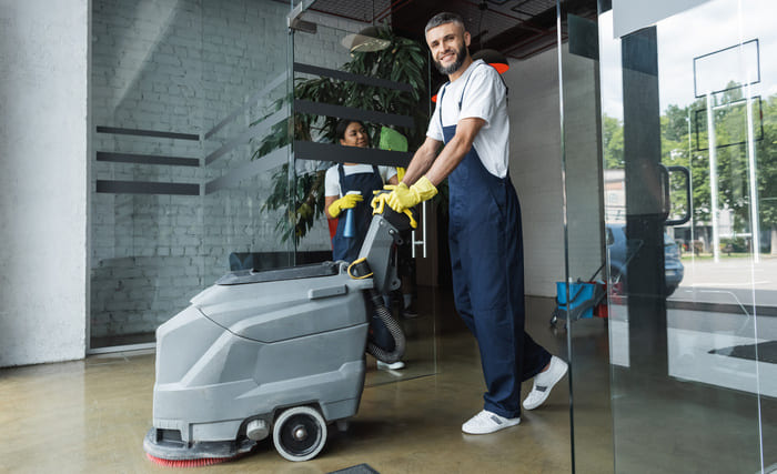 Glanz & Glorie Hotel Service – professionelle Bodenreinigung mit moderner Reinigungsmaschine durch geschultes Fachpersonal