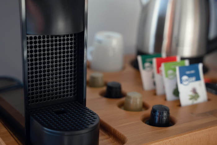 Minibar-Kontrolle – Überprüfung von Kaffee- und Teezubehör durch Glanz & Glorie Hotel Service