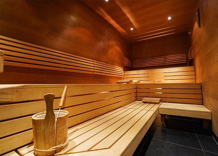 Saubere und gepflegte Sauna mit Holzverkleidung – professionelle Saunareinigung durch Glanz & Glorie Hotel Service
