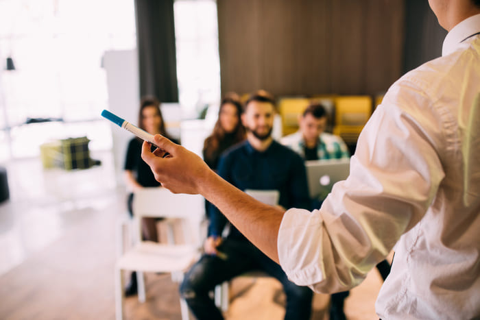 Dozent hält Vortrag vor Mitarbeitern – Weiterbildung bei Glanz & Glorie Hotel Service
