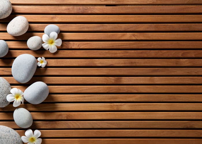 Reiner Spa-Bereich mit natürlicher Atmosphäre – professionelle Schwimmbadreinigung von Glanz & Glorie Hotel Service