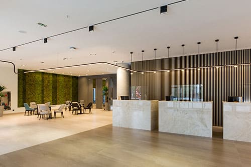 Hochglänzender Hotelboden in moderner Lobby nach professioneller Bodenbelagsreinigung durch Glanz & Glorie Hotel Service