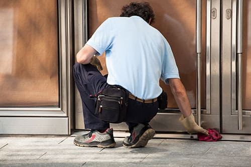 Gründliche Reinigung von Türen und Heizkörpern in einem Hotel durch Glanz & Glorie Hotel Service für hygienische Oberflächen