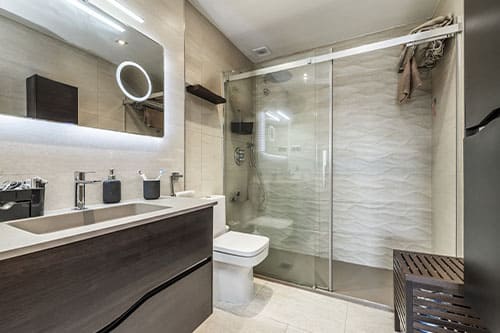 Sauberes, modernes Hotelbad nach professioneller Sanitärreinigung durch Glanz & Glorie Hotel Service