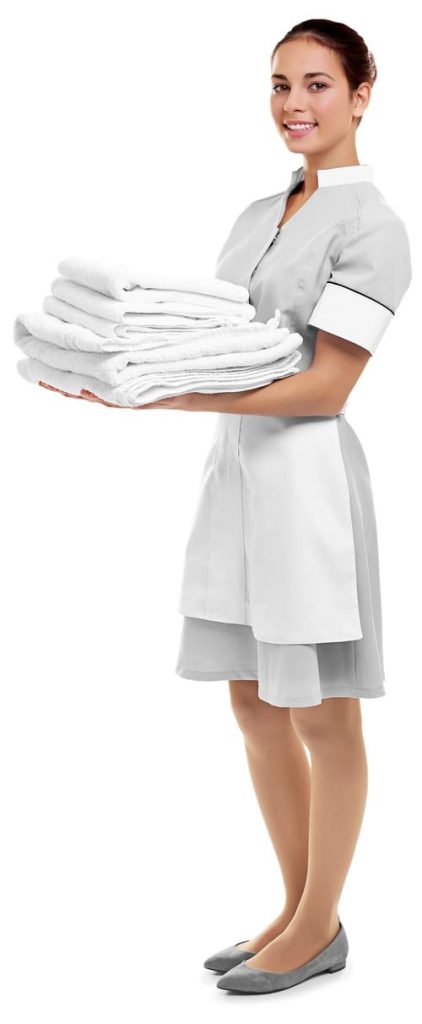Housekeeping-Mitarbeiterin von Glanz & Glorie Hotel Service trägt frisch gefaltete Handtücher – zuverlässiger Reinigungsservice für Hotels